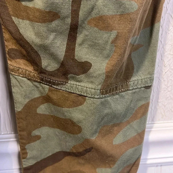 Levi’s mid rise ankle length camouflage print jogger pants size small - Picture 15 of 15